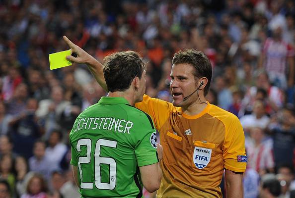 L'arbitro Brych ammonisce Lichtsteiner (getty images)