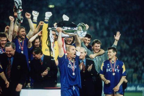 Vialli alza la Champions League del '96 (getty images)