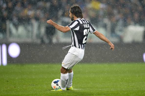 La punizione dell'1-1 di Pirlo (getty images)