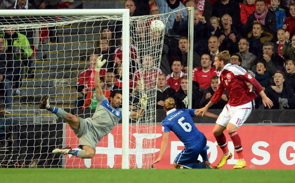 Bendtner segna uno dei gol a Buffon (getty images)