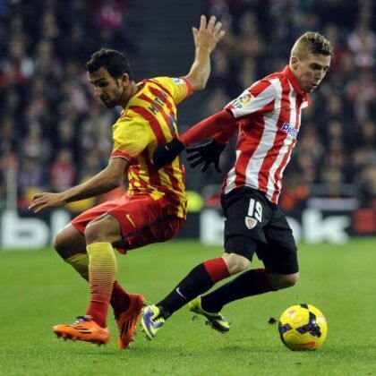 Iker Muniain in uno scontro con Montoya del Barca - Getty Images