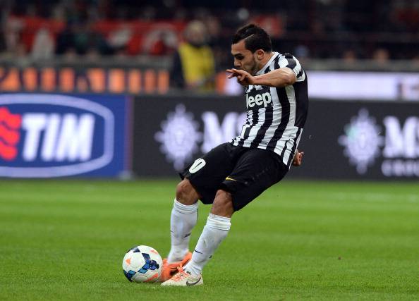 Tevez scocca il tiro del 2-0 (getty images)