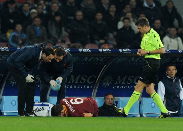 Kevin Strootman dopo l'infortunio di ieri (getty images)