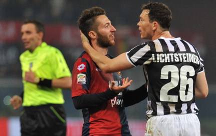 Andrea Bertolacci discute con Lichtsteiner dopo il presunto fallo dello svizzero (getty images)