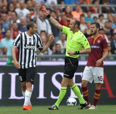 Russo ammonisce Chiellini in Roma-Juventus dello scorso anno (getty images)