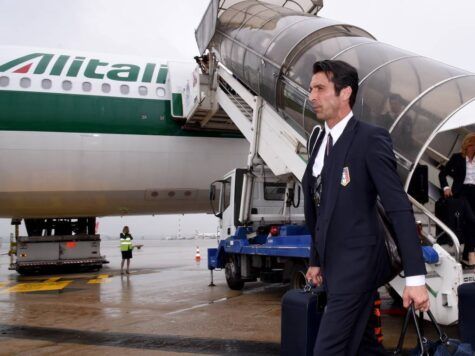 Gigi Buffon al suo arrivo a Milano (getty images)