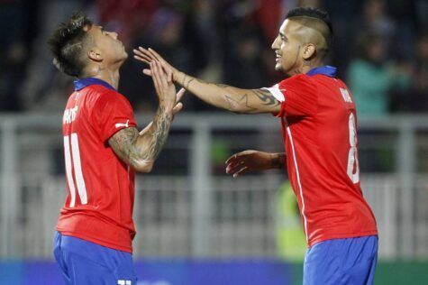 Arturo Vidal festeggia con Vargas nell'amichevole di ieri del Cile (getty images)