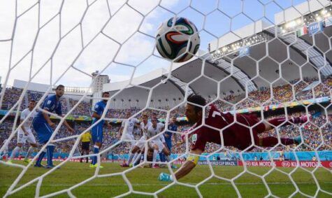 Godin batte Buffon in Uruguay-Italia (getty images)