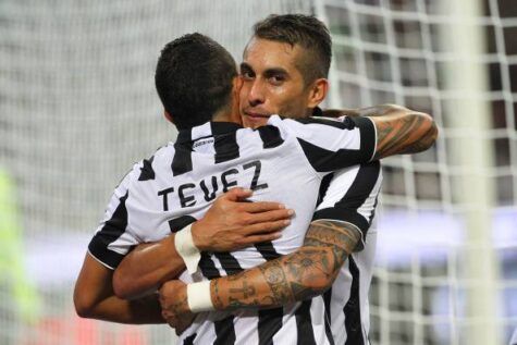 Pereyra abbraccia Tevez dopo il gol (getty images)