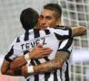 Pereyra abbraccia Tevez dopo il gol (getty images)