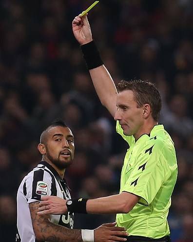 Mazzoleni ammonisce Vidal (getty images)