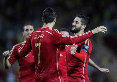 Alvaro Morata festeggiato dopo il gol all'Ucraina (getty images)