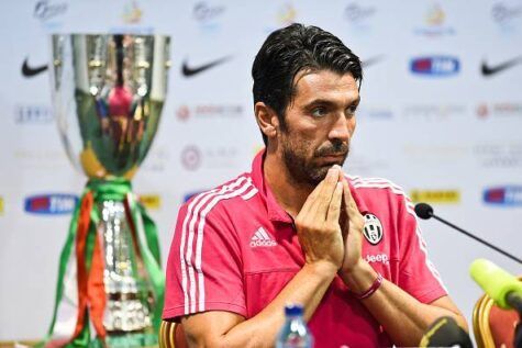 Gigi Buffon, con sullo sfondo la Supercoppa Italiana Getty Images)