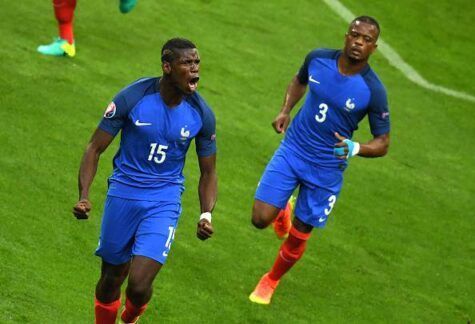 Paul Pogba e Patrice Evra (Photo credit should read FRANCISCO LEONG/AFP/Getty Images)