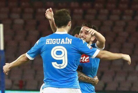 Dries Mertens e Gonzalo Higuain (Photo credit should read CARLO HERMANN/AFP/Getty Images)