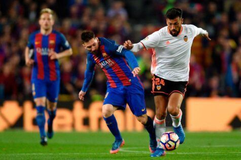 Ezequiel Garay col Valencia fronteggia Lionel Messi ©Getty Images