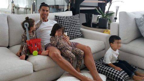 Cristiano Ronaldo a casa con la famiglia