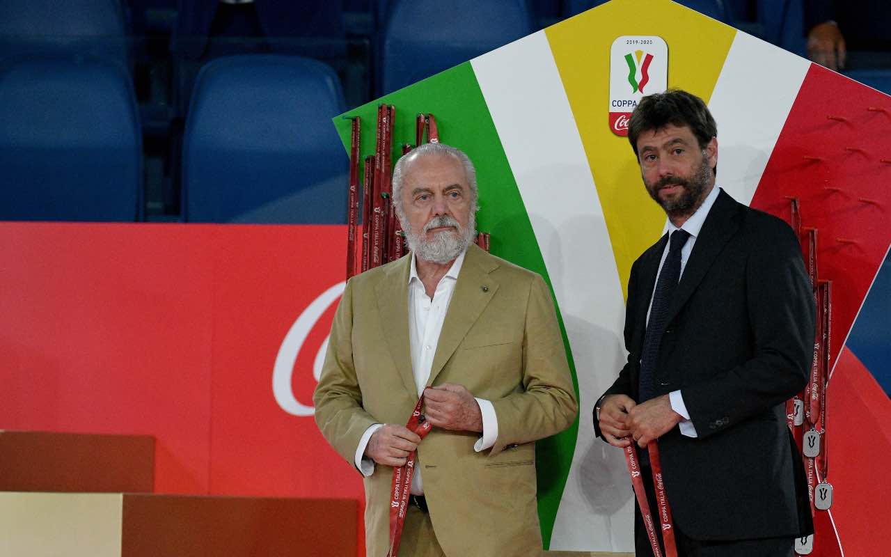 Agnelli e De Laurentiis consegnano insieme le medaglie della Coppa Italia