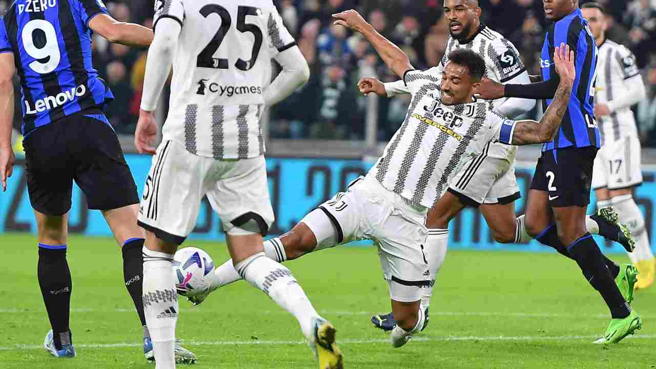 Juventus-Inter, il gol annullato a Danilo fa discutere: la moviola dei giornali