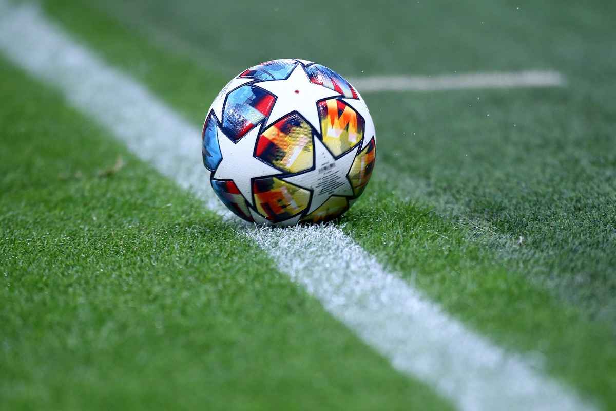 Esplode un petardo vicino a un calciatore: partita sospesa, è caos