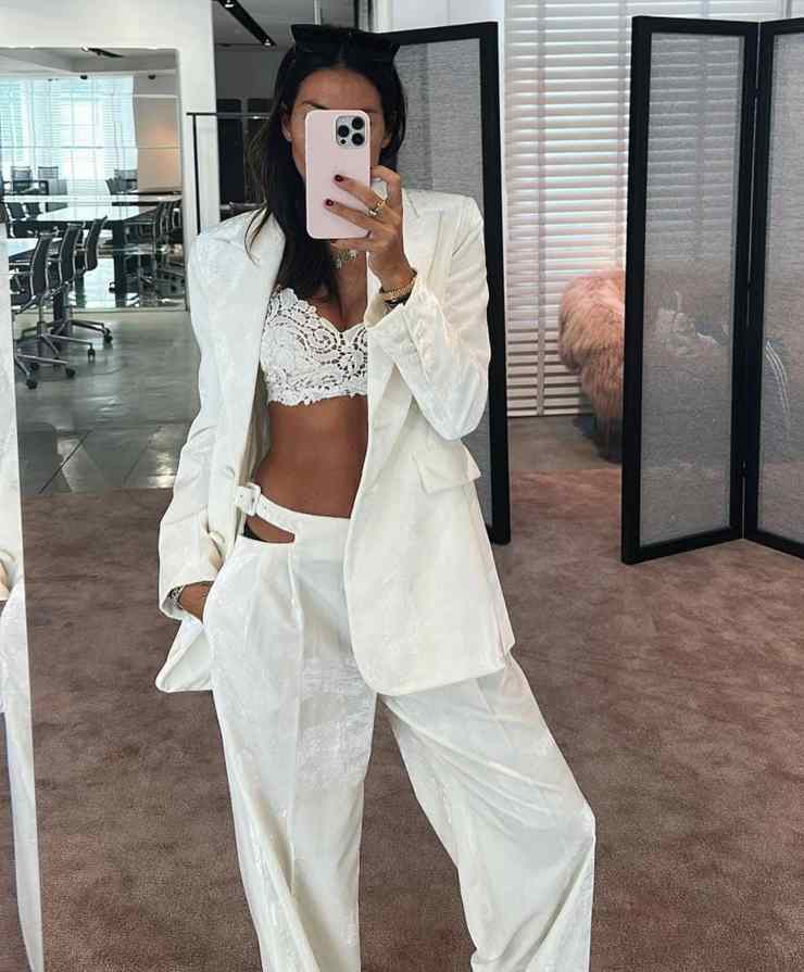 Elisabetta Gregoraci, push up di pizzo e trasparenze: lascia perdere lo zoomElisabetta Gregoraci, push up di pizzo e trasparenze: lascia perdere lo zoom