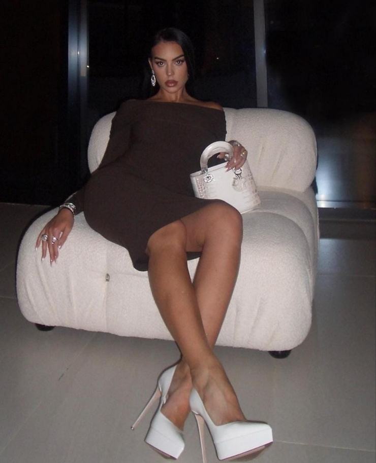 Georgina Rodriguez, tacchi alti e spacco killer: da rimanerci secchi