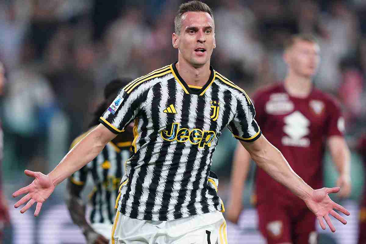 Un avverbio fa la differenza: Milik “ripreso” dai tifosi della Juve. Ecco cosa succede 