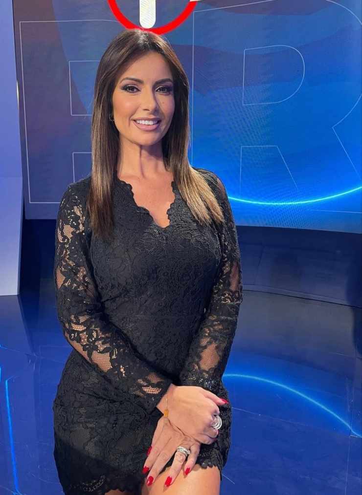 Monica Bertini, curve, pizzo e fantasia: quell'abito rimarrà nella storia