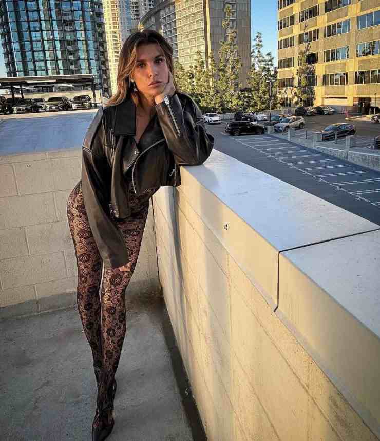 Elisabetta Canalis vestita a metà: sotto il chiodo il nulla assoluto