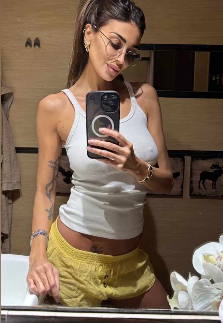 Cristina Buccino come Elisabetta Canalis: dettaglio hot, l'allieva supera la maestra