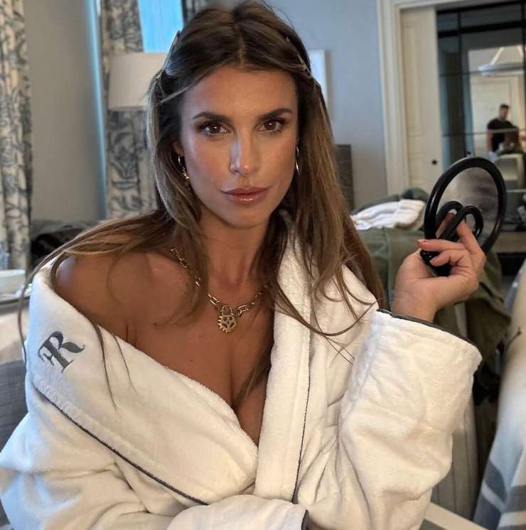 Elisabetta Canalis, un accappatoio di troppo: sotto non c'è niente, la fantasia vola