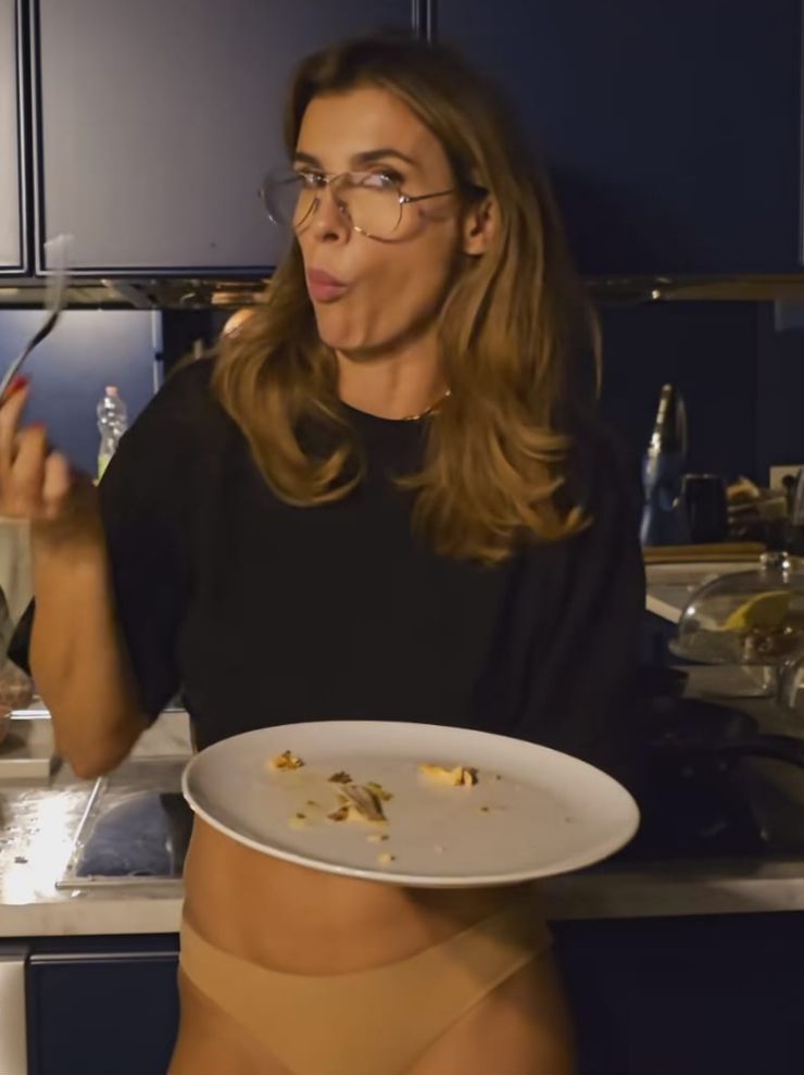 Elisabetta Canalis, cena a luci rosse: uno slip e niente più