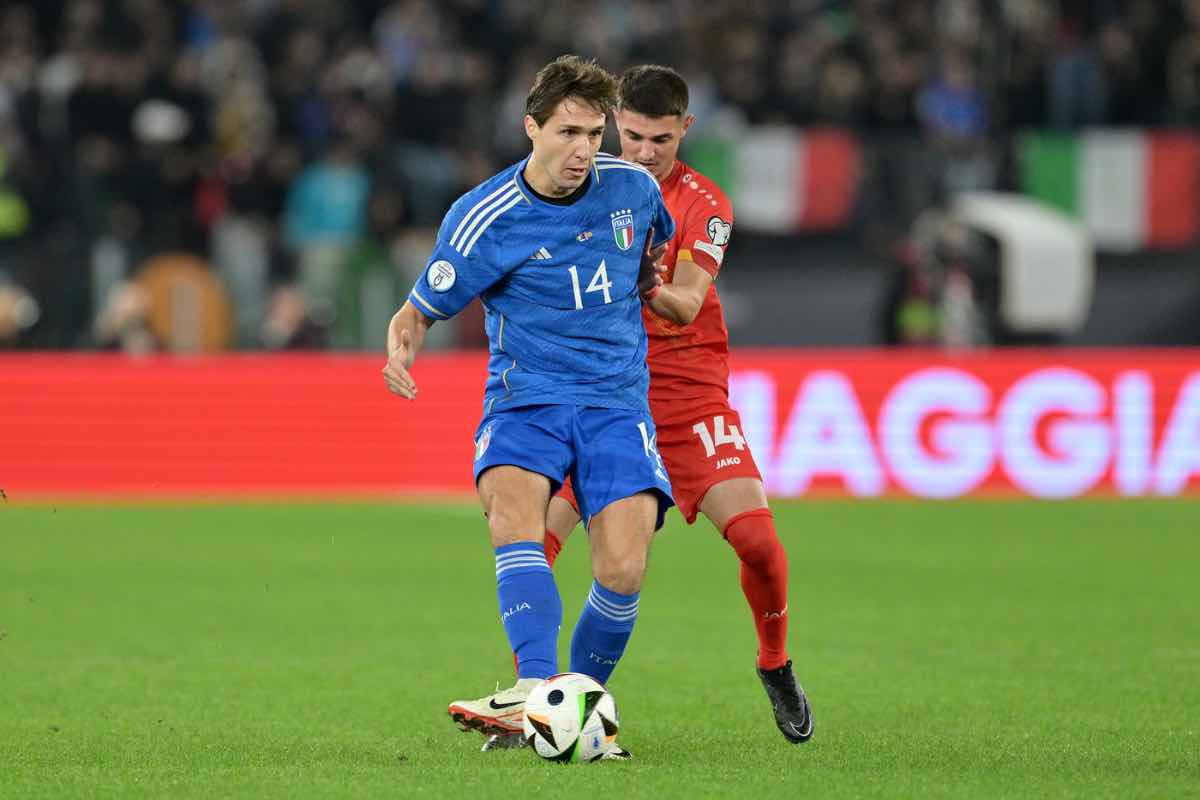 Federico Chiesa si tocca il ginocchio in nazionale 