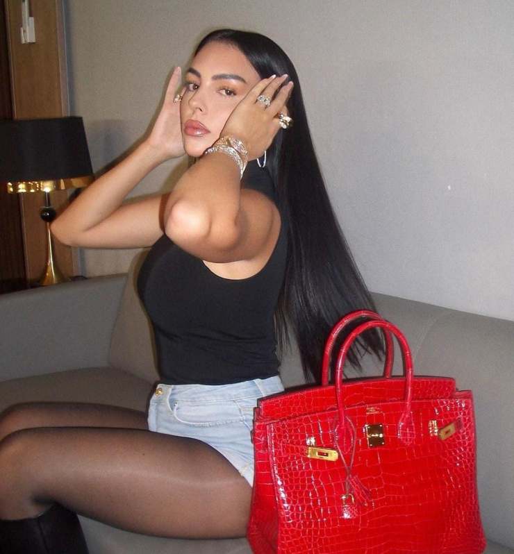 Georgina Rodriguez ha superato ogni limite: come se non avesse niente indosso