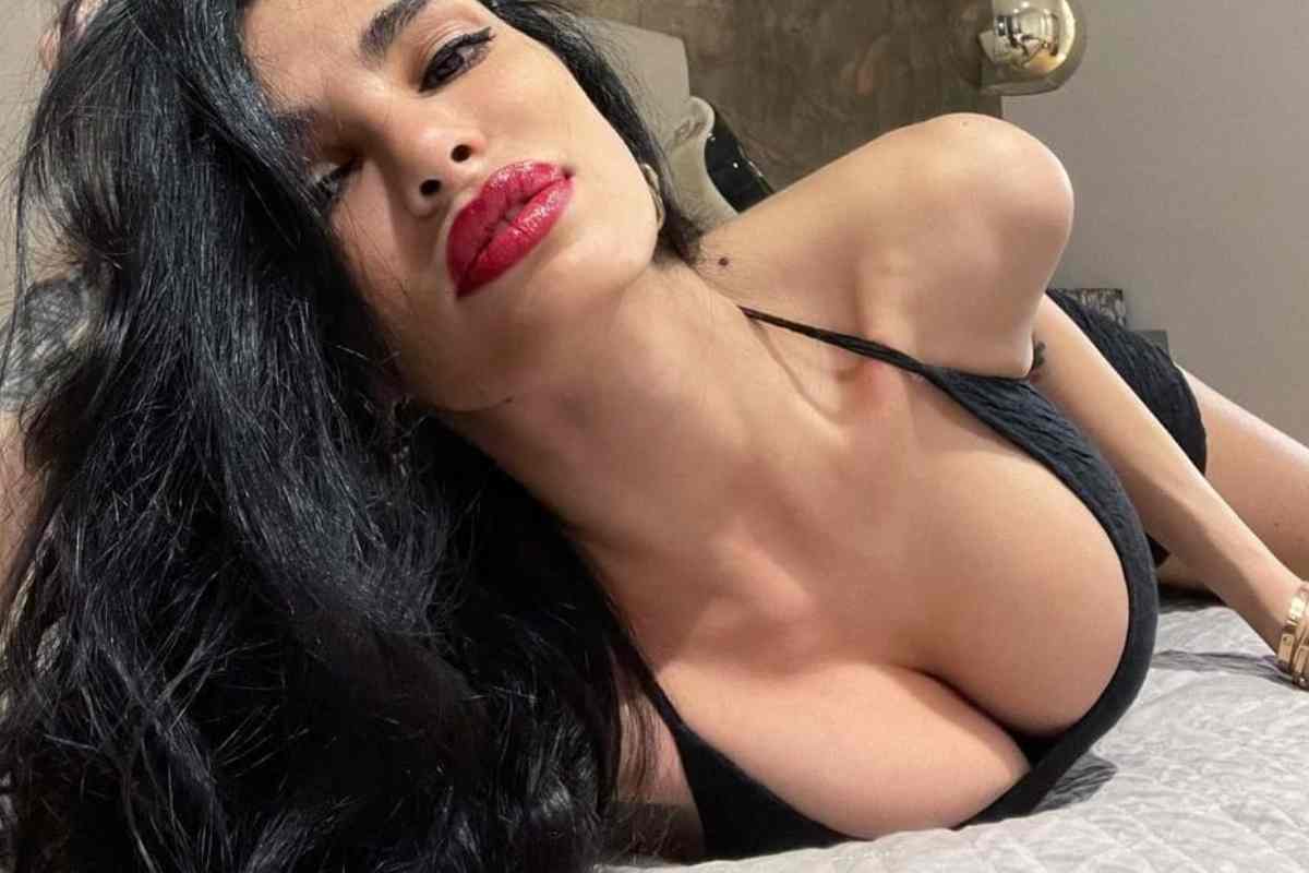 Jovana Djordjevic spudorata in lingerie: tra pizzo e ricami si vede tutto