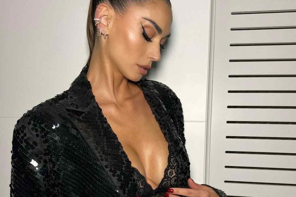 Melissa Satta, via la giacca e il reggiseno: è rimasta solo con quello