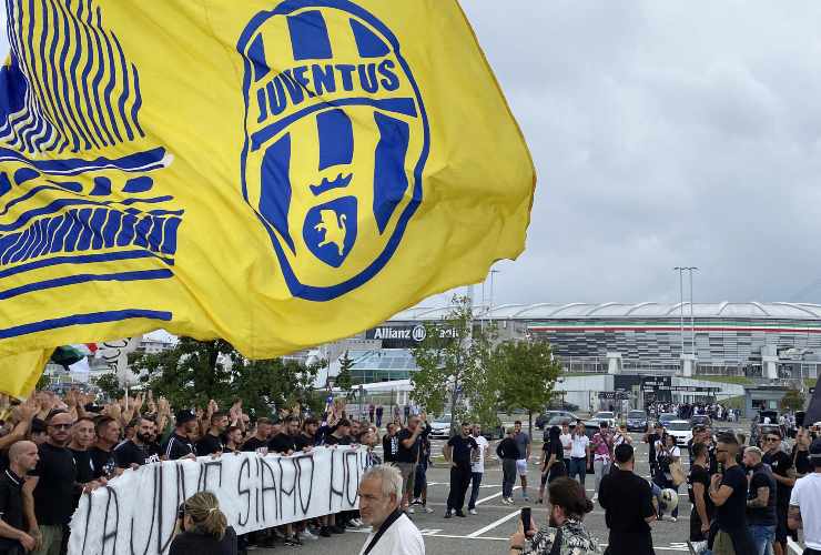 I tifosi della Juventus insorgono per il rigore concesso all'Inter