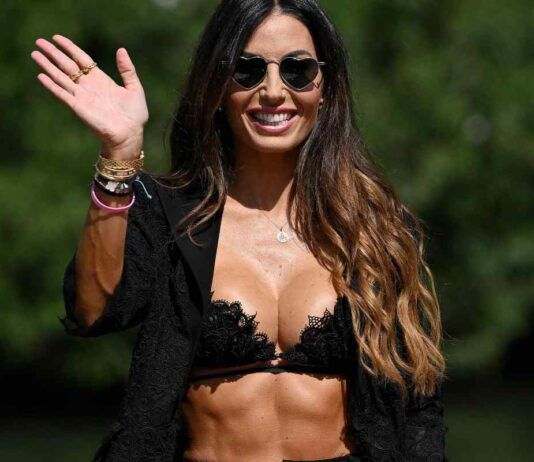 Elisabetta Gregoraci, pizzo e topless binomio fatale: piovono like