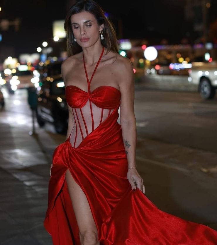 Elisabetta Canalis meglio di J.Lo: l'abito da vamp incanta i follower