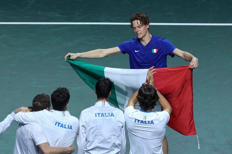 Tifosi al tappeto dopo l'annuncio ufficiale su Jannik Sinner