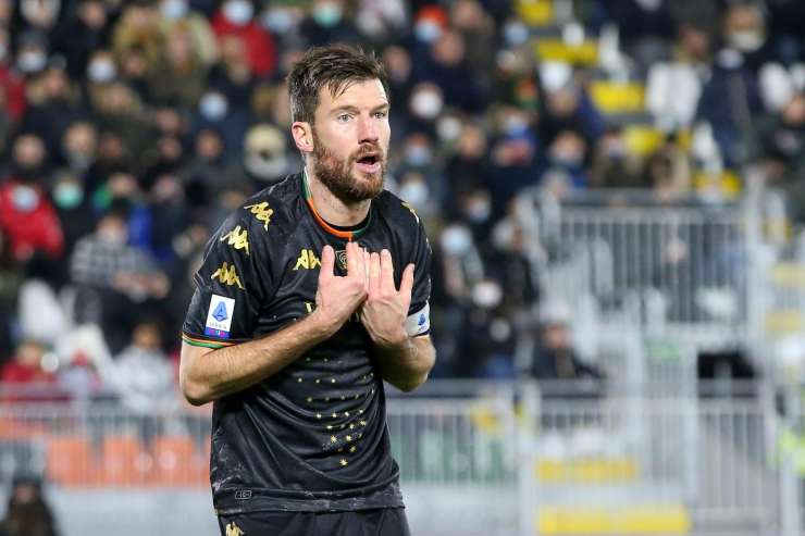 Il ritiro sconvolge il mondo del calcio: ha detto basta