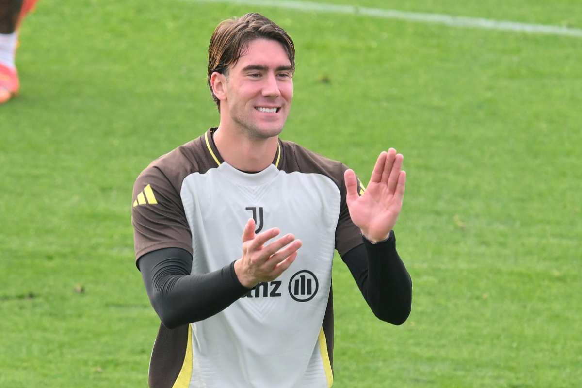 Vlahovic con la maglia della Juve in allenamento