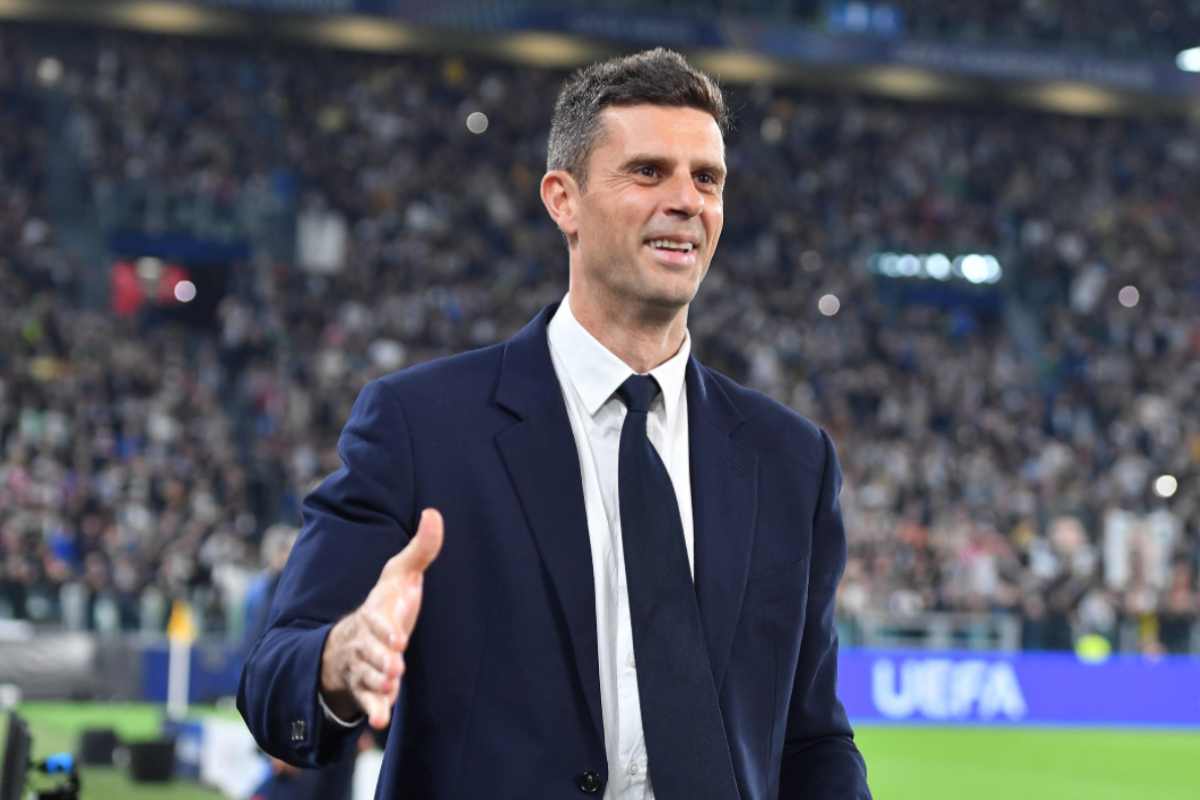Thiago Motta sorridente in panchina