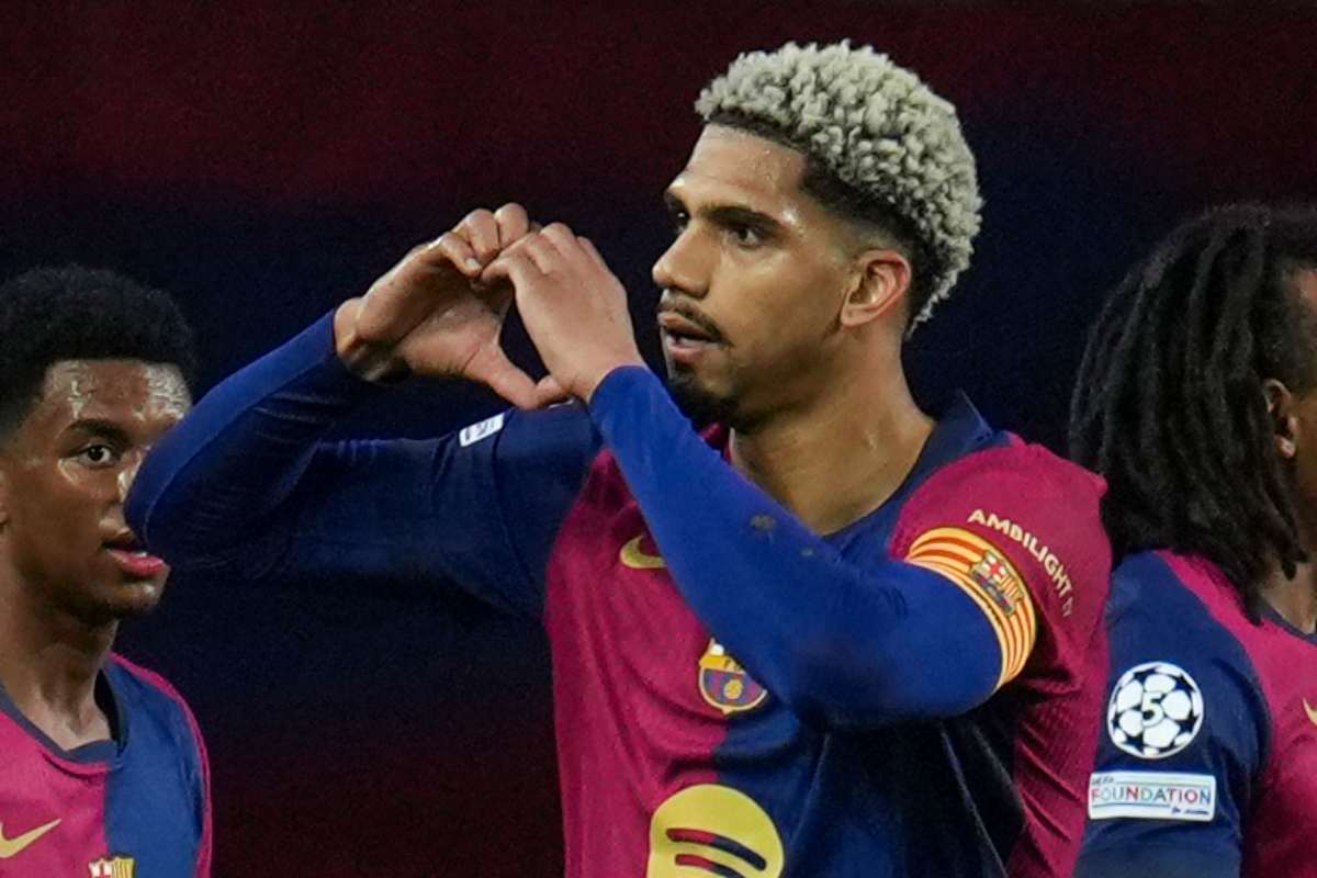 Ronald Araujo esulta dopo la rete