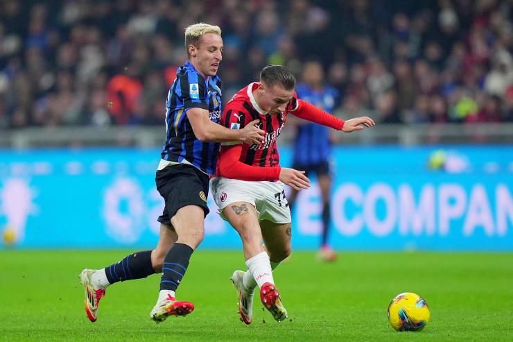 Frattesi cerca di recuperare un pallone