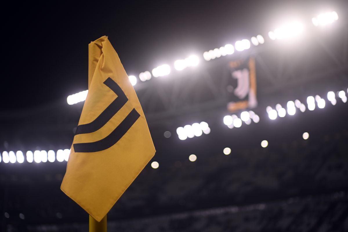 Logo della Juventus sulla bandierina del calcio d'angolo
