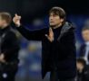 L'allenatore del Napoli Antonio Conte dà indicazioni