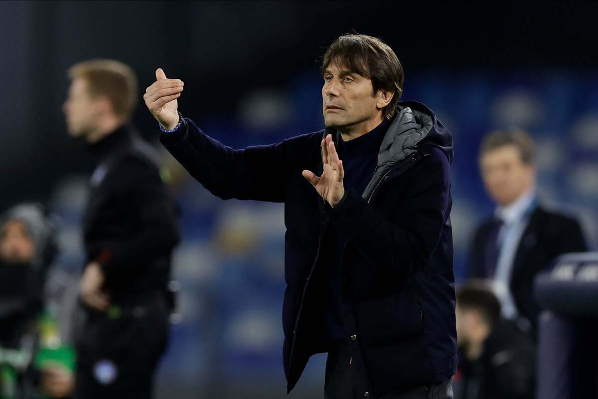 L'allenatore del Napoli Antonio Conte dà indicazioni