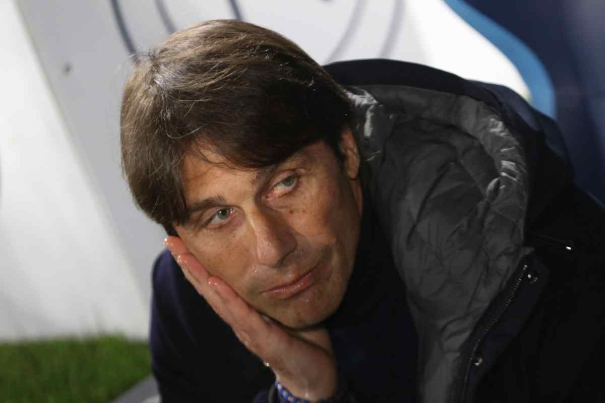 Antonio Conte con l'espressione delusa 