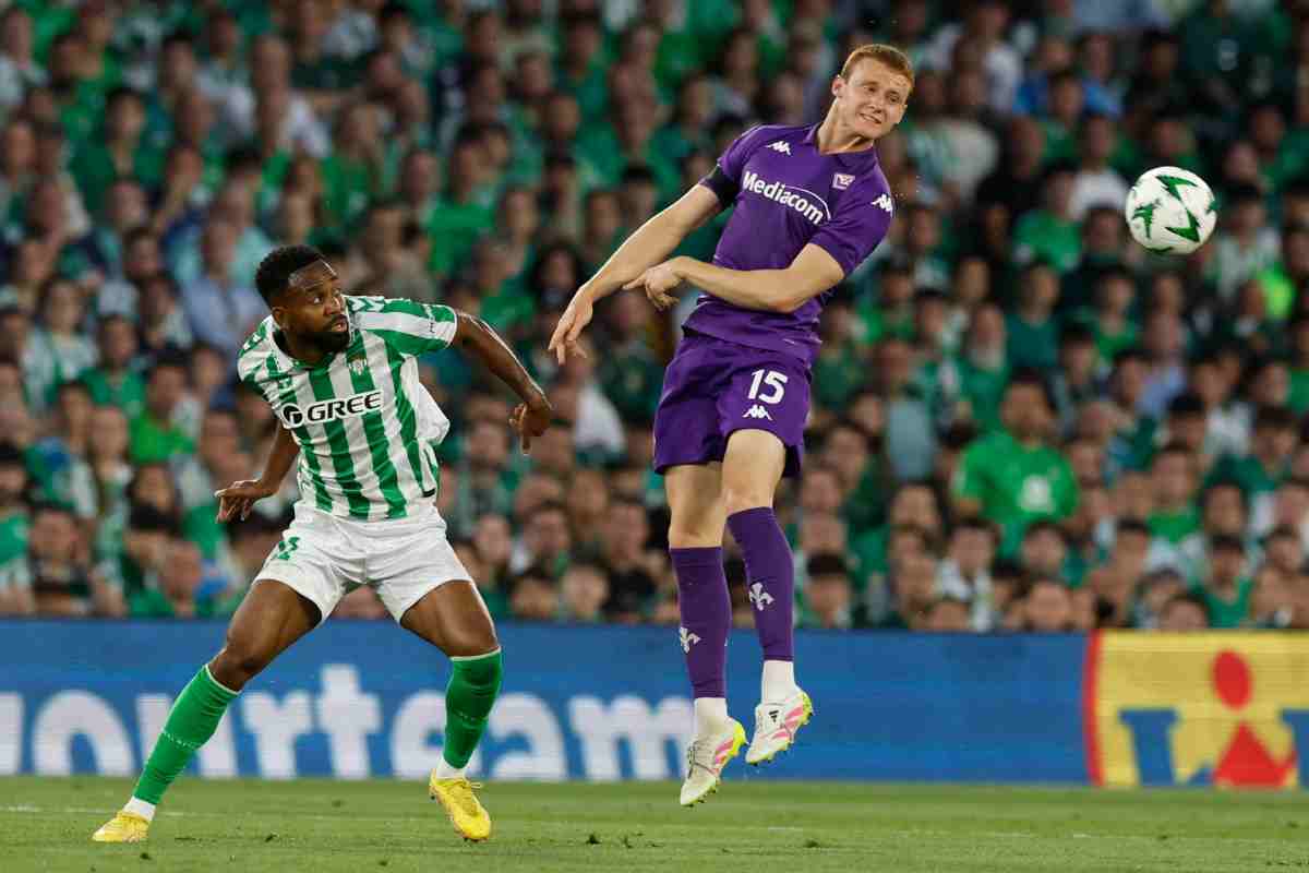 Pietro Comuzzo salta di testa contro il Betis